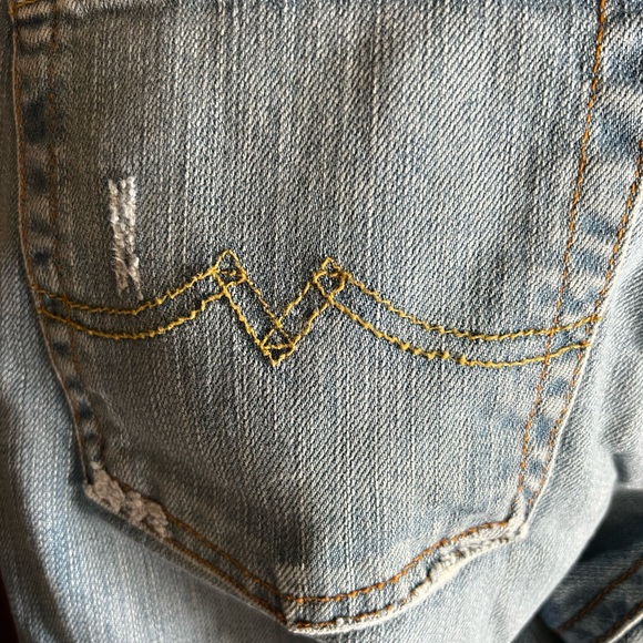 Lucky brand jeans. Size 4 length 27. Slightly distressed and flared - Picture 7 of 9